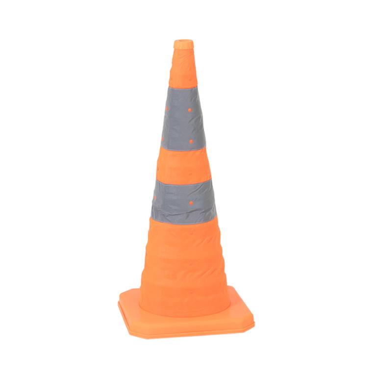 Orange circulation cônes avec Plastique avertissement poteaux sur