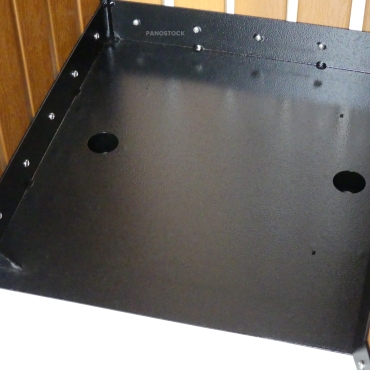 Vue à l'intérieur de la poubelle extérieure carrée aspect bois 60 Litres KOA