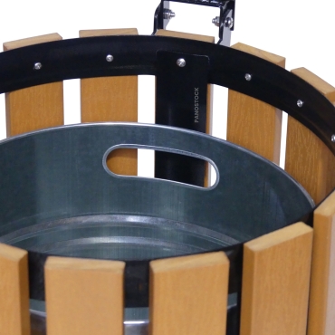 Vue à l'intérieur de la poubelle urbaine aspect bois 60 Litres ELSA