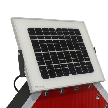 Vue du panneau solaire du panneau lumineux à LED solaire stop AB4 classe 2