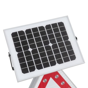 Vue du panneau solaire du panneau lumineux à LED solaire cyclistes A13b classe 2